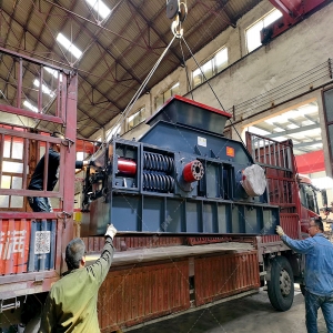 小型雙齒輥破碎機發往烏魯木齊破碎玻璃