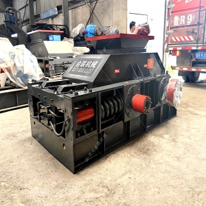 中型對輥破碎機發往福建破碎鵝卵石