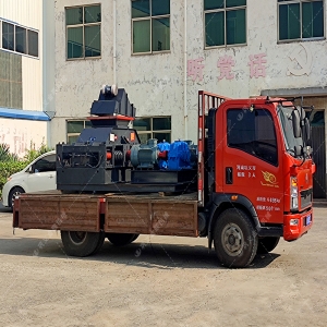 2PG1208大型液壓對輥破碎機發往烏魯木齊