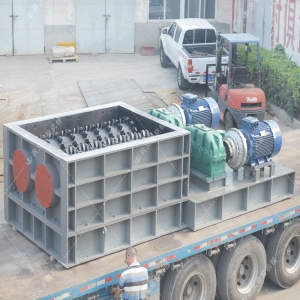 大型強力分級雙齒輥破碎機發往山東破碎煤炭