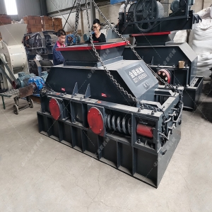 小型對輥破碎機發往湖南破碎石英砂