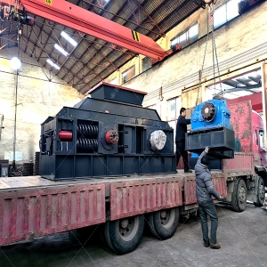 小型對輥破碎機和直線篩發往江蘇處理硅石