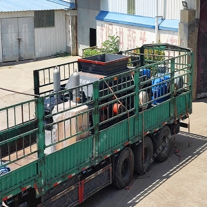 大型液壓對輥制砂機設備發貨圖片