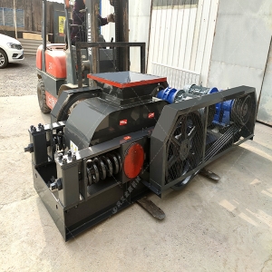 46中型對輥破碎機發貨圖片_破碎鵝卵石