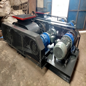 小型對輥破碎機發往廣西破碎沙子