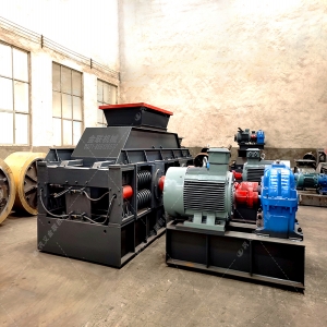 大型半自動液壓對輥破碎機發貨 發往山東