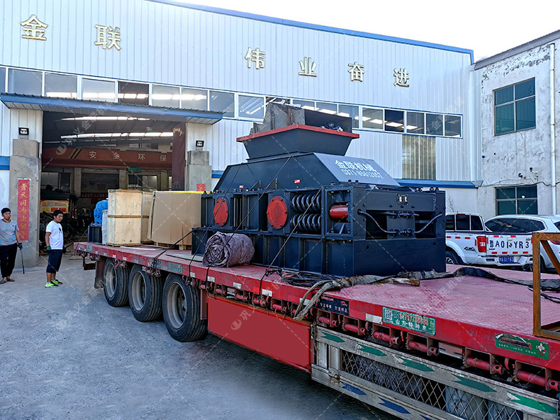 1200x800型半自動液壓對輥制砂機(jī)發(fā)貨圖片