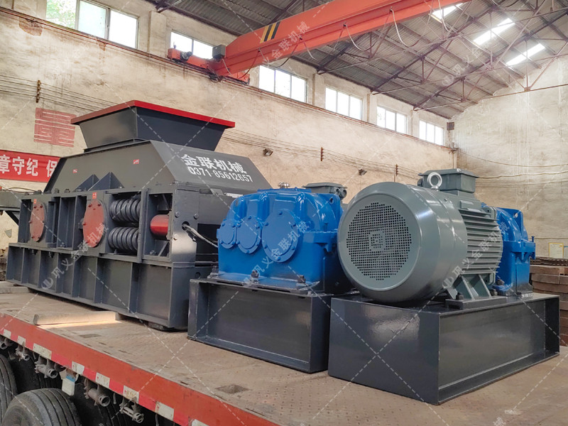 兩臺大型對輥破碎制砂機發(fā)貨圖片