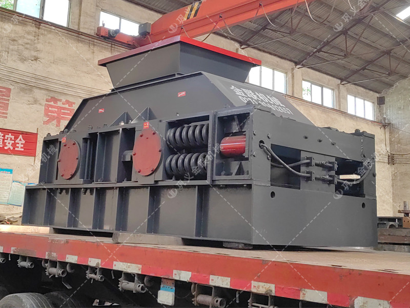 兩臺大型對輥破碎制砂機發(fā)貨圖片