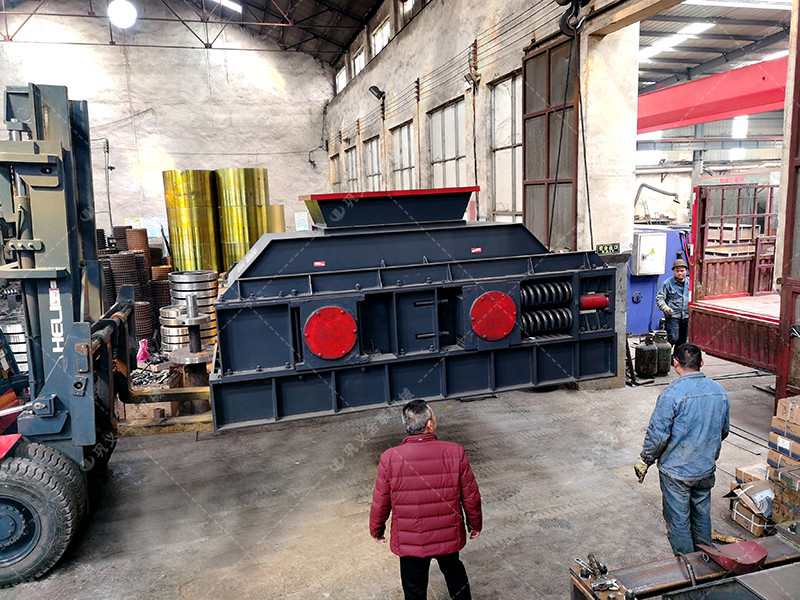 大型液壓彈簧對輥破碎機發(fā)貨圖片