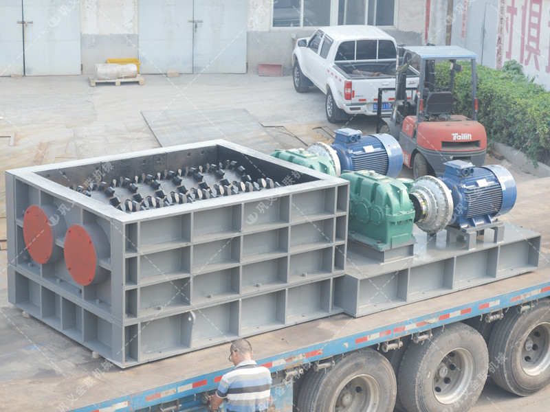 大型強力分級雙齒輥破碎機發往山東破碎煤炭