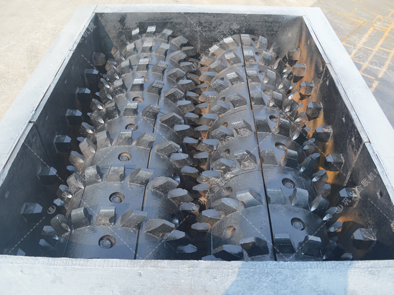 大型強力分級雙齒輥破碎機發往山東破碎煤炭