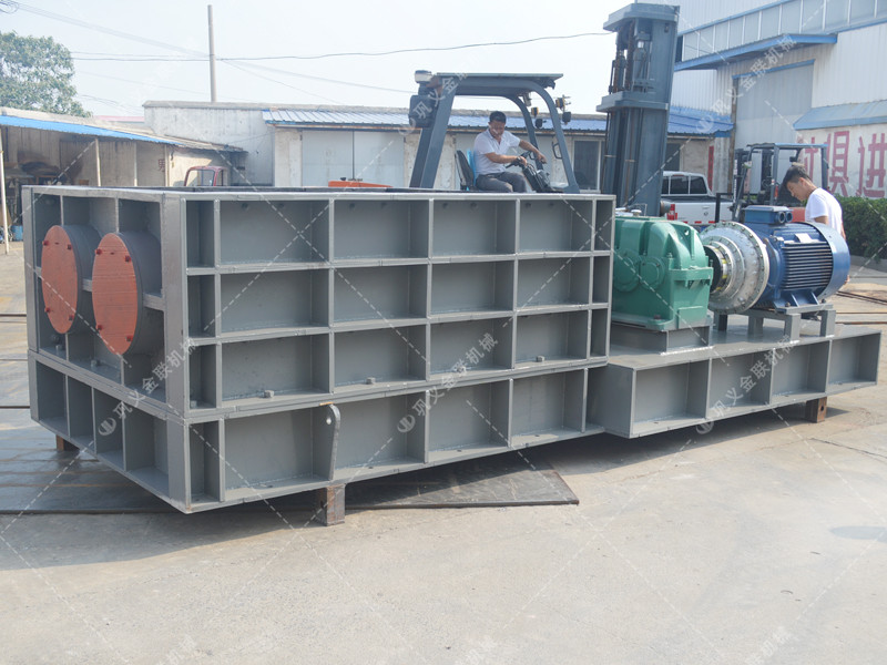 大型強力分級雙齒輥破碎機發往山東破碎煤炭