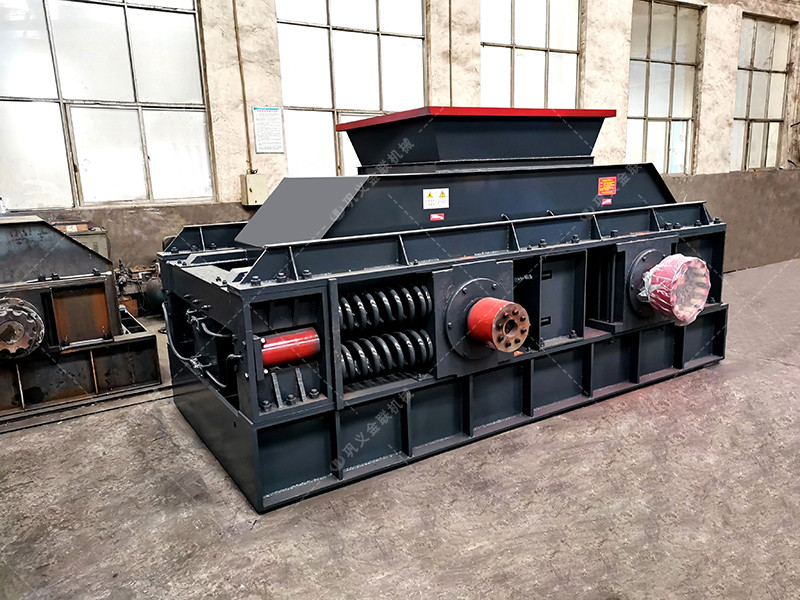 大型對(duì)輥破碎機(jī)發(fā)往新疆石英石制沙