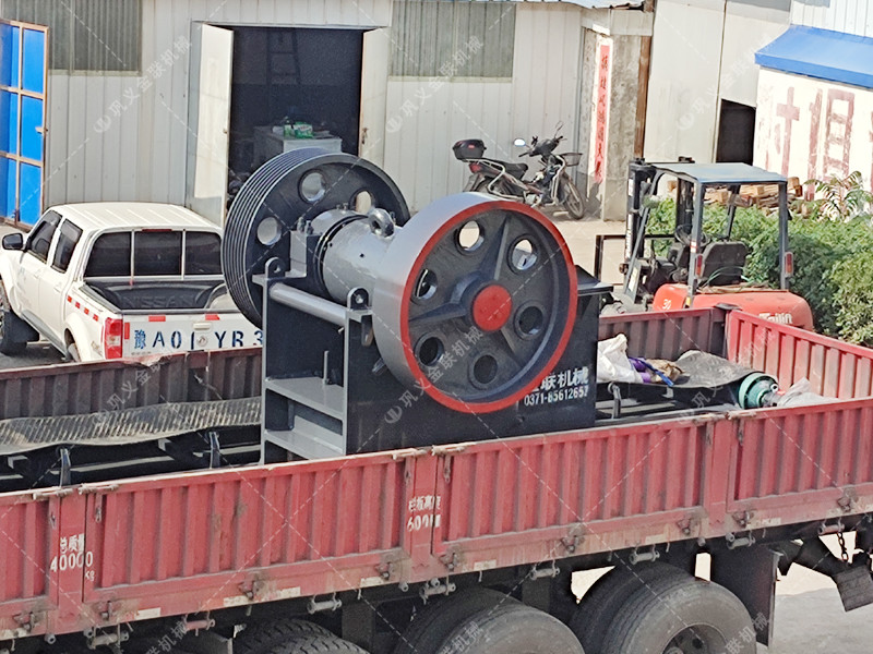 小型顎式破碎機(jī)發(fā)往重慶破碎礦石