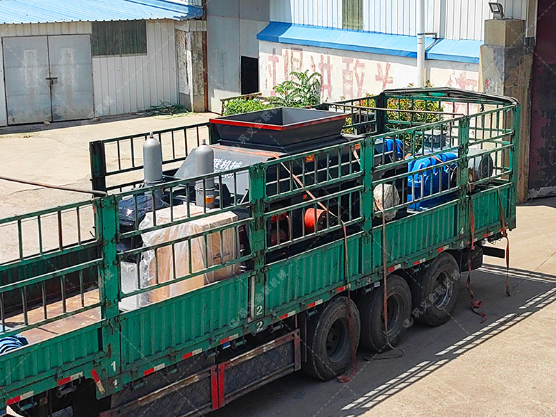 大型液壓對輥制砂機設備發(fā)貨圖片