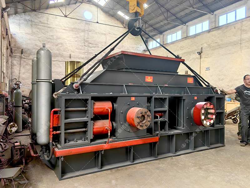 大型液壓對輥制砂機設備發(fā)貨圖片