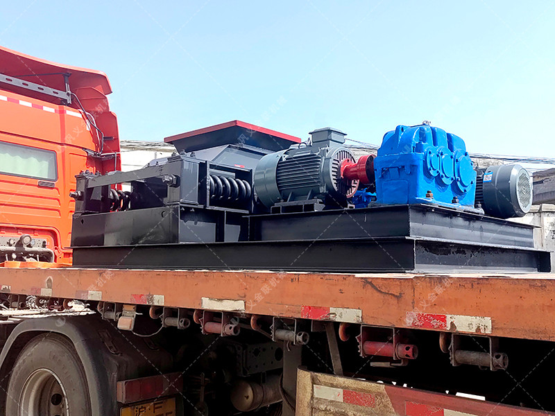 大型雙齒輥破碎機發往內蒙古粉碎煤