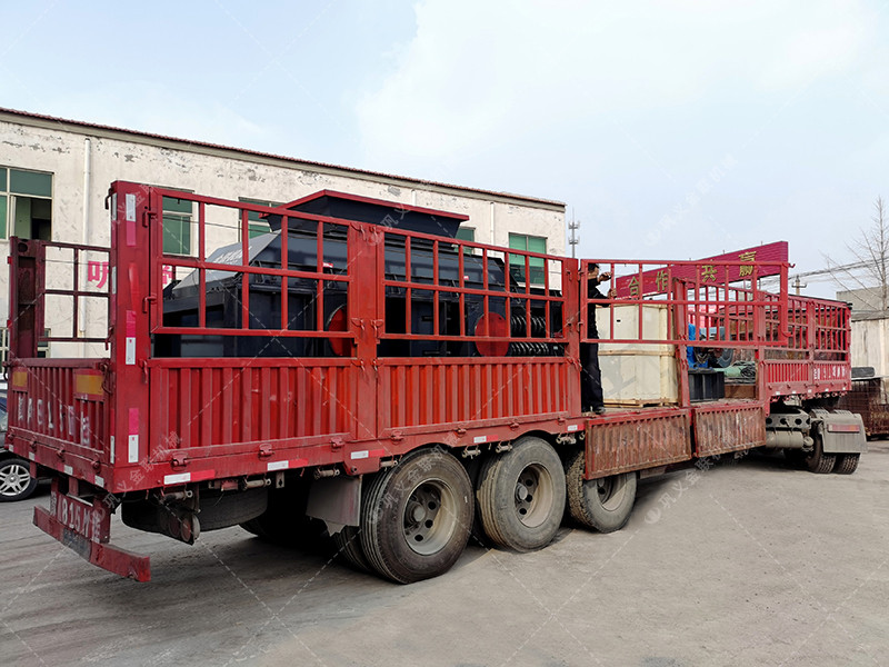 1508大型對輥破碎機發往陜西破碎石英砂