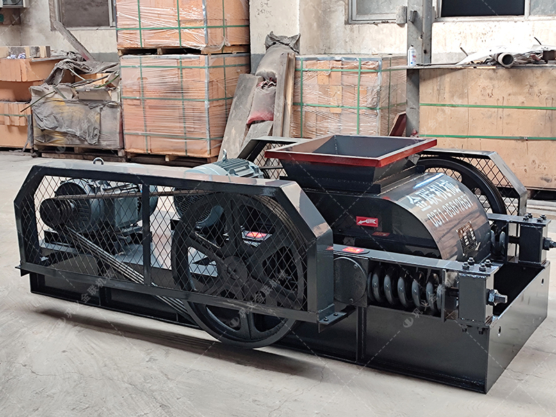 小型煤泥粉碎機及雙齒輥易損件發(fā)貨圖