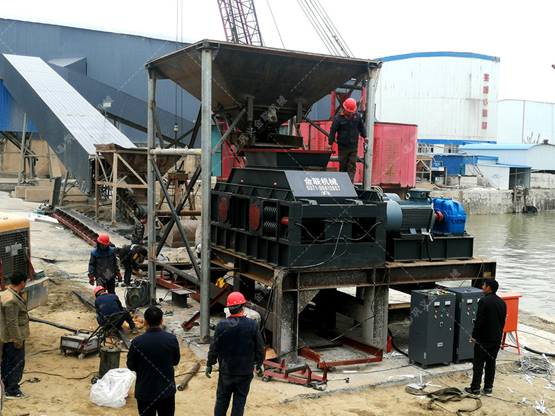 大型對輥破碎機安裝現(xiàn)場_四川綿陽