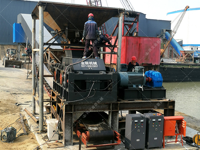 大型對輥破碎機安裝現(xiàn)場_四川綿陽