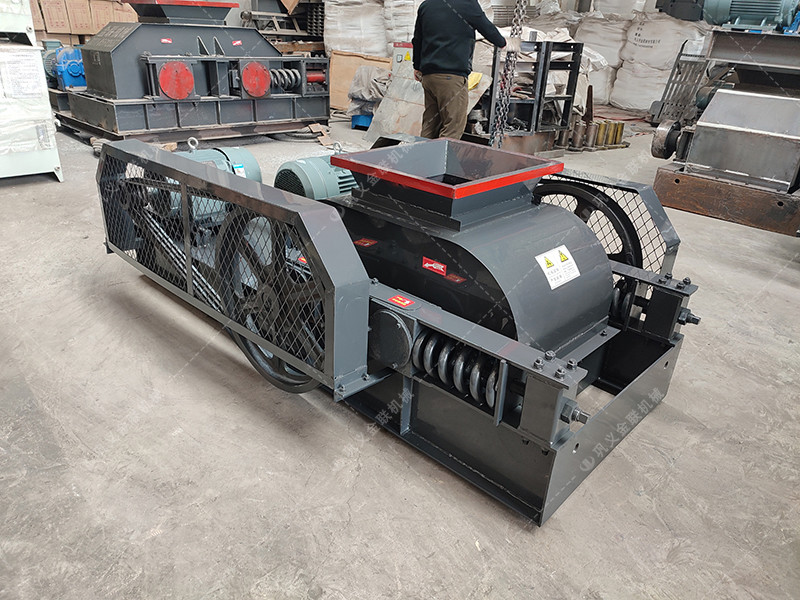 2臺小型雙齒輥破碎機發(fā)貨圖片