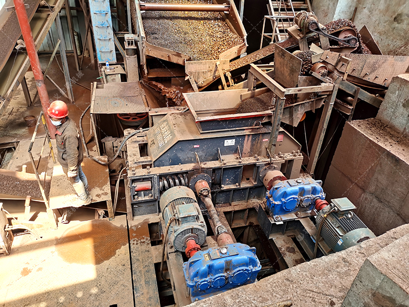 對輥破碎機(jī)生產(chǎn)現(xiàn)場圖片2 對輥破碎機(jī)生產(chǎn)現(xiàn)場圖片2