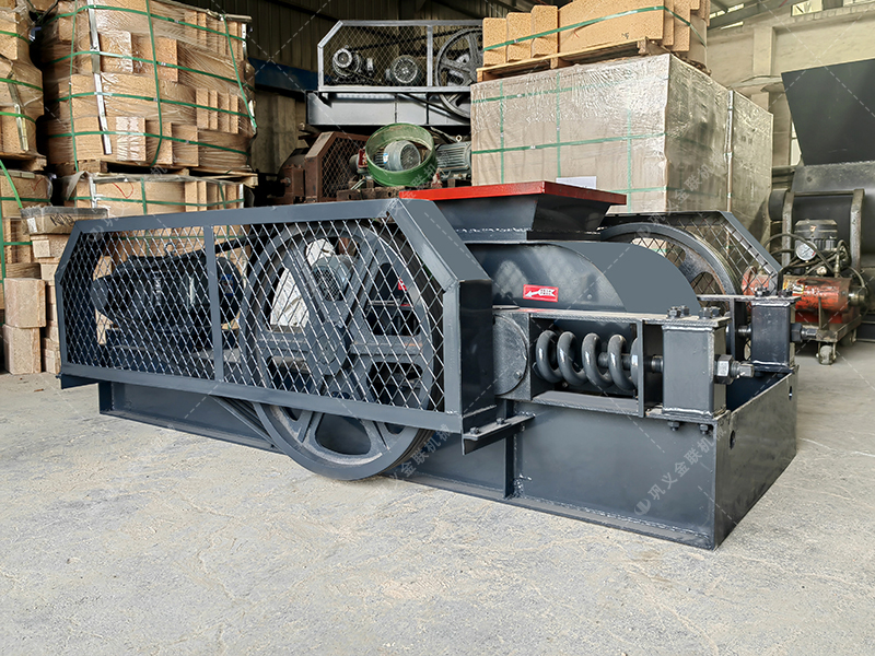 小型對輥破碎機(jī)發(fā)往山東破碎焦炭 小型對輥破碎機(jī)發(fā)往山東破碎焦炭