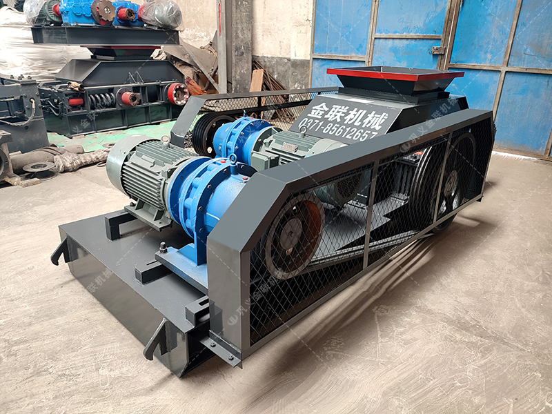 小型對輥破碎機發往江蘇破水渣