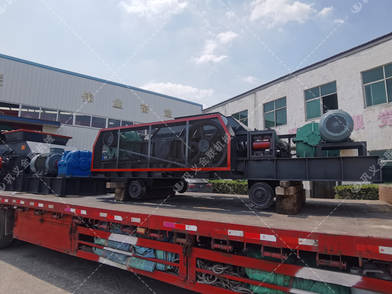 對輥破碎機和雙齒輥破碎機發往登封破碎保溫陶瓷