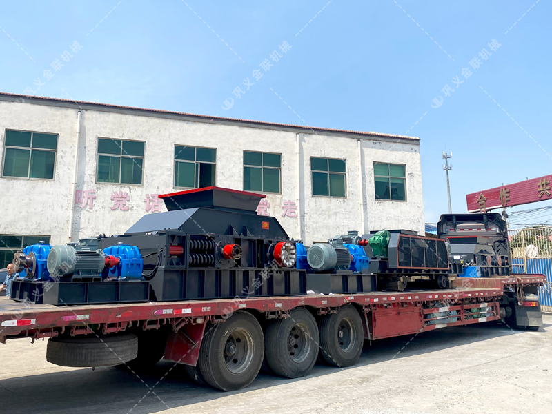 對輥破碎機和雙齒輥破碎機發往登封破碎保溫陶瓷