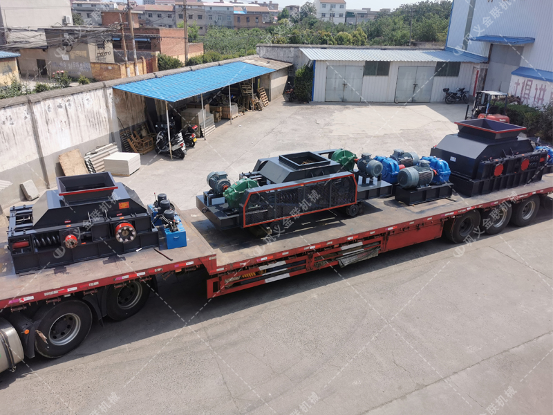 對輥破碎機和雙齒輥破碎機發往登封破碎保溫陶瓷