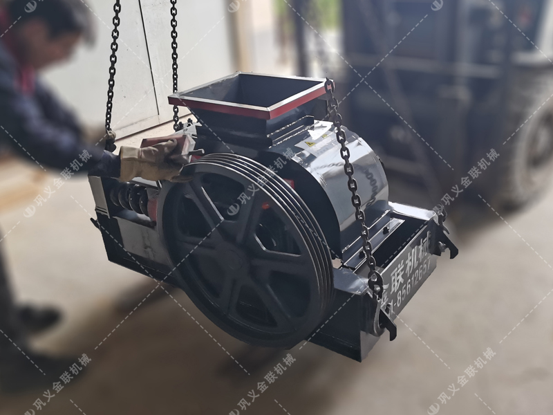 兩臺小型對輥破碎機發往廣東破碎石英砂 兩臺小型對輥破碎機發往廣東破碎石英砂