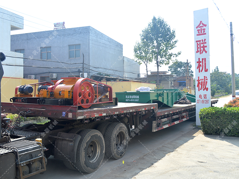 小型對輥破碎機和直線篩發往江蘇處理硅石 小型對輥破碎機和直線篩發往江蘇處理硅石