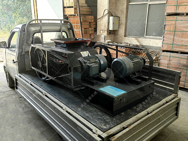 小型雙齒輥破碎機發往烏魯木齊破碎玻璃 小型雙齒輥破碎機發往烏魯木齊破碎玻璃