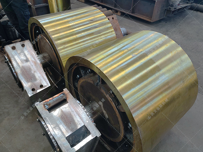 0808對輥破碎機總成發往安徽阜陽