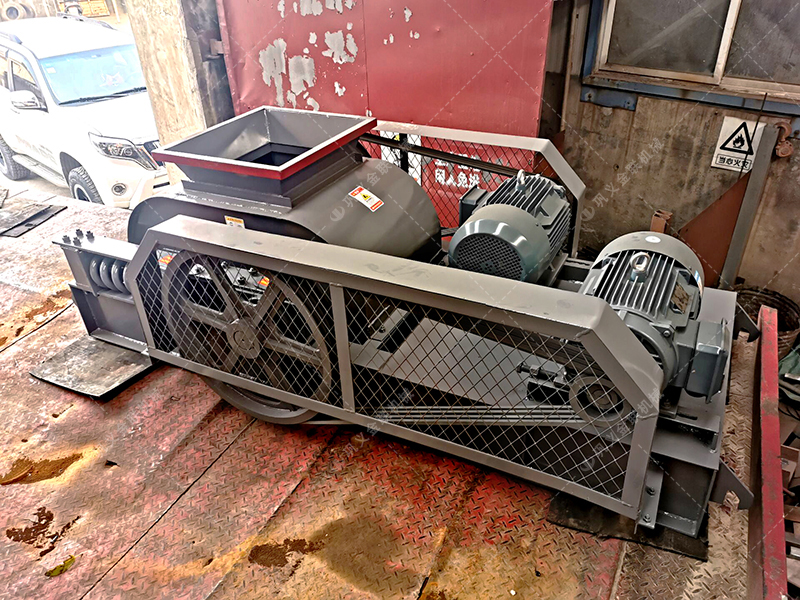 小型雙齒輥破碎機(jī)發(fā)往江蘇徐州破碎玻璃 小型雙齒輥破碎機(jī)發(fā)往江蘇徐州破碎玻璃