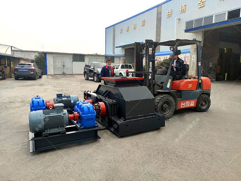 小型對(duì)輥破碎機(jī)發(fā)往福建破碎瓜子石