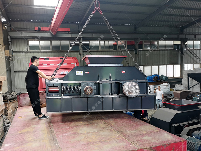 小型對輥破碎機發(fā)往湖南破碎石英砂