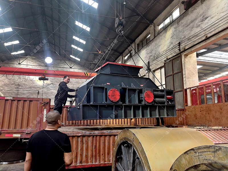 2PGY1200x800半自動液壓對輥制砂機發往湖北